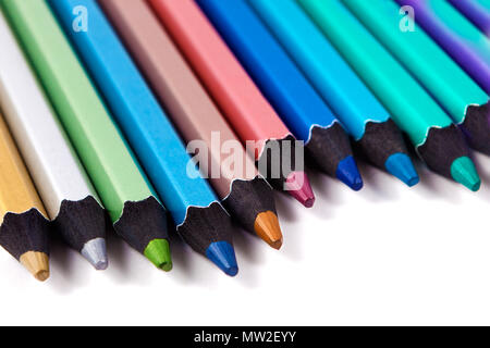 Crayons de couleur isolated over white background.crayons colorés.L'école et de l'équipement de l'éducation Banque D'Images