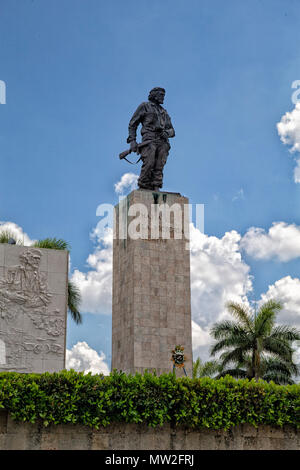 La statue d'Ernesto 'Che' Guevara en dehors de son mausolée à Santa Clara Cuba Banque D'Images