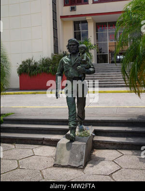 Statue de Che Guevara tenant un enfant en dehors de la construction du parti communiste à Santa Clara, Cuba Banque D'Images