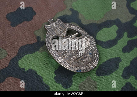 Général Tank Assault - insigne nazi allemand award sur SS camouflage Banque D'Images