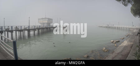 Excursion en bateau à quai à Passignano Trasimeno Lake en un jour brumeux, Ombrie Italie Banque D'Images