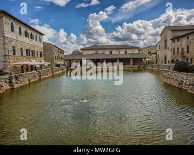 Un bain thermal dans le centre de Bagno Vignoni, Toscane Italie Banque D'Images