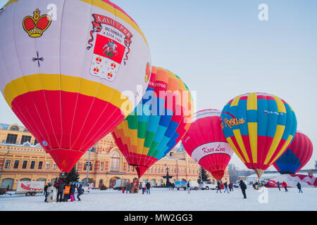 NIZHNY NOVGOROD, Russie - le 24 février 2018. Départ en masse sur le festival de ballons à air chaud Banque D'Images