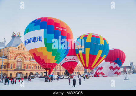 NIZHNY NOVGOROD, Russie - le 24 février 2018. Départ en masse sur le festival de ballons à air chaud Banque D'Images