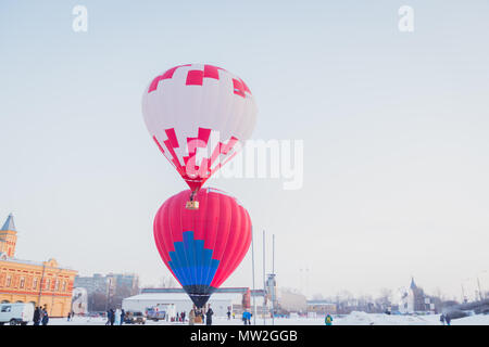 NIZHNY NOVGOROD, Russie - le 24 février 2018. Départ en masse sur le festival de ballons à air chaud Banque D'Images
