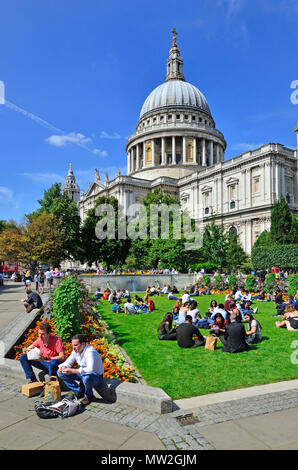 Londres, Angleterre, Royaume-Uni. Les gens se détendre à l'heure du déjeuner dans les jardins du Festival par la Cathédrale St Paul Banque D'Images