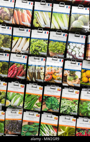 Des paquets de semences de légumes en vente dans un centre jardin. Banque D'Images