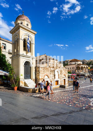 Athènes, Grèce - 30 mai 2018 : les touristes dans une église de la place Monastiraki dans la vieille ville d'Athènes, Grèce. Banque D'Images