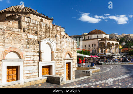 Athènes, Grèce - 30 mai 2018 : l'Église et de l'Tzistarakis Mosque in place Monastiraki dans la vieille ville d'Athènes, Grèce. Banque D'Images