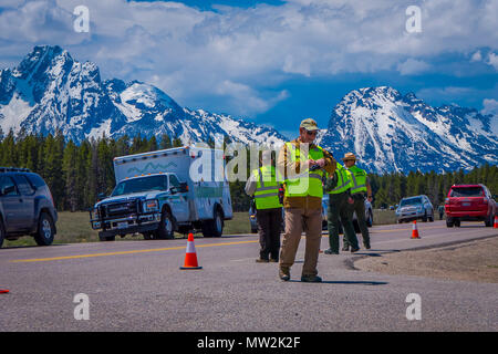 YELLOWSTONE, Montana, USA 24 mai 2018 : vue extérieure des voitures garées sur un côté de la route avec des tas de gens à Yellowstone Parc National de Grand Teton, Wyoming Banque D'Images