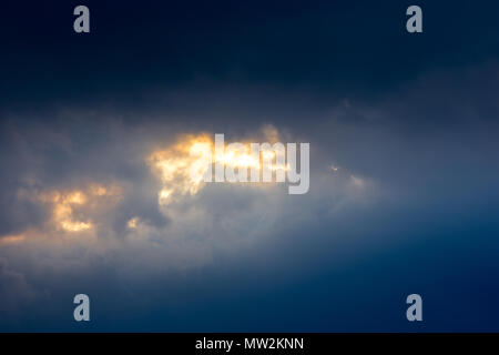 Fond du ciel avec des nuages au coucher du soleil. Banque D'Images