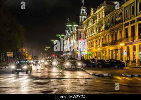 Cityscape vue de l'hôtel Inglaterra prises la nuit, extrait de la Prado dans la vieille Havane, Cuba. Banque D'Images