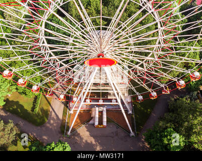 Grande roue à un parc d'amusement. Vue aérienne drone. la photographie. Banque D'Images