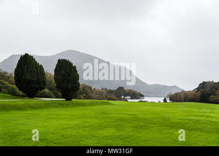 Green jardins de Muckross House à Killarney contre ciel nuageux. Banque D'Images