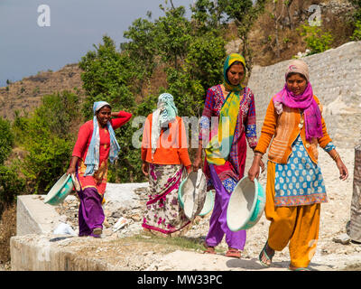 Womans indiens travaillant sur un programme de construction routière à Kath-ki-nav Kumaon Hills Village,, Uttarakhand, Inde Banque D'Images