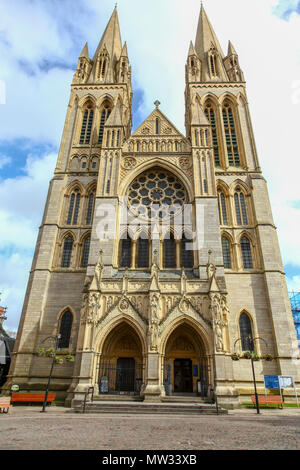 L'entrée de la cathédrale de la Bienheureuse Vierge Marie, Truro, Cornwall, England, UK Banque D'Images