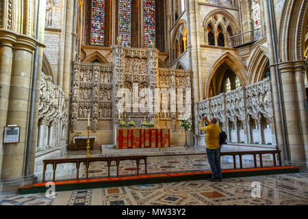 Quelqu'un de prendre une photo de l'autel à l'intérieur de la cathédrale de la Bienheureuse Vierge Marie, Truro, Cornwall, England, UK Banque D'Images
