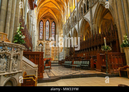 L'autel et du Chœur à l'intérieur de la cathédrale de la Bienheureuse Vierge Marie, Truro, Cornwall, England, UK Banque D'Images