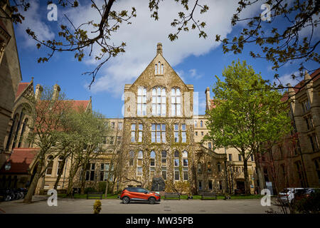 L'Université de Manchester Beyer dans l'ancien bâtiment traditionnel Quadrangle bâtiments en grès plus âgés Banque D'Images