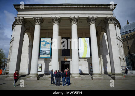 Grand tour de la bibliothèque centrale de Manchester au St Peters Square dans le centre-ville de Manchester Banque D'Images