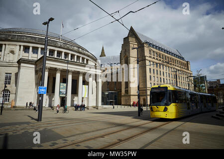 Grand tour de la bibliothèque centrale de Manchester au St Peters Square dans le centre-ville de Manchester Banque D'Images