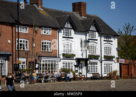 Journée ensoleillée à Cheshire East market town Sandbach, le pavé de la place du marché Le marché Tavern pub et restaurant Casa Mia Banque D'Images