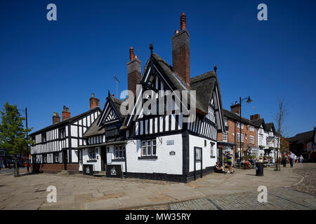 Journée ensoleillée Cheshire East market town Sandbach, Place du marché les pavés de l'ours noir, Ye Olde inn pub au toit de 400 ans, Grade II* énumérés construire Banque D'Images