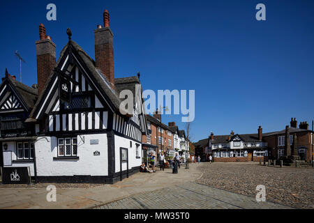 Journée ensoleillée Cheshire East market town Sandbach, Place du marché les pavés de l'ours noir, Ye Olde inn pub au toit de 400 ans, Grade II* énumérés construire Banque D'Images