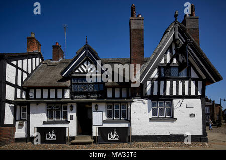 Journée ensoleillée Cheshire East market town Sandbach, Place du marché les pavés de l'ours noir, Ye Olde inn pub au toit de 400 ans, Grade II* énumérés construire Banque D'Images