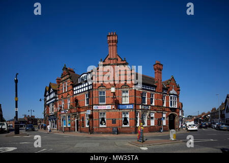 Journée ensoleillée à Cheshire East market town Sandbach, le Swan & pub-brasserie Robinson Chequers Banque D'Images