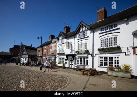 Journée ensoleillée à Cheshire East market town Sandbach, le pavé de la place du marché Le marché Tavern pub et restaurant Casa Mia Banque D'Images