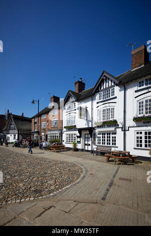 Journée ensoleillée à Cheshire East market town Sandbach, le pavé de la place du marché Le marché Tavern pub et restaurant Casa Mia Banque D'Images