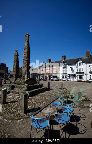 Journée ensoleillée à Cheshire East market town Sandbach, le pavé de la place du marché Le marché Tavern pub et restaurant Casa Mia Banque D'Images