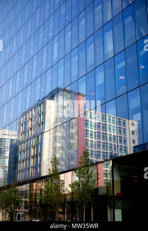 Le centre-ville de Manchester Astley House reflète dans la fenêtre d'Allied London bureaux repère No1 Spinningfields Banque D'Images