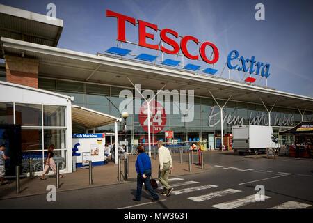 Tesco Extra super store grand supermarché en affinage en fûts, Stockport, Cheshire. Banque D'Images