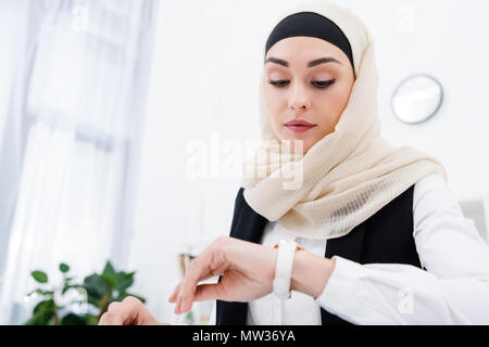 Portrait of businesswoman in hijab contrôler au pouvoir Banque D'Images