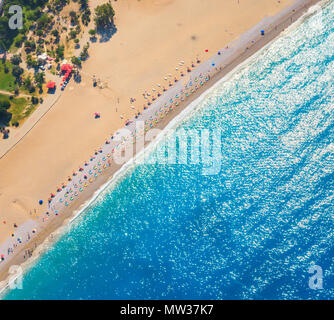 Vue aérienne de la plage de sable avec des chaises-longues et d'une mer bleue à sunny bright day à Ölüdeniz, Turquie. Vue d'en haut. Seascape avec seashore, azure Banque D'Images