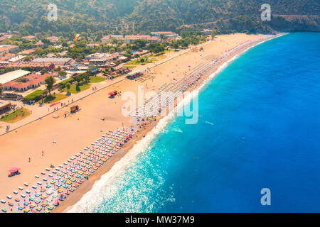 Vue aérienne de la plage de sable avec des chaises-longues et d'une mer bleue à sunny bright day à Ölüdeniz, Turquie. Vue d'en haut. Seascape avec seashore, azure Banque D'Images