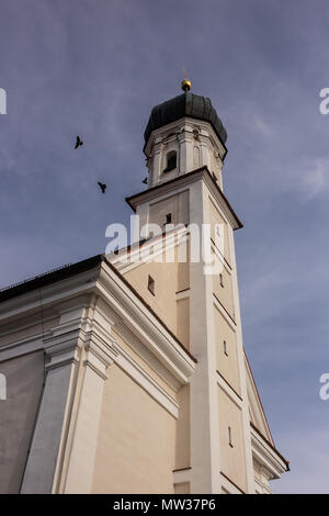 Bird encerclant la tour de St Leonhard église à Utting am Ammersee en Haute-bavière, Allemagne Banque D'Images