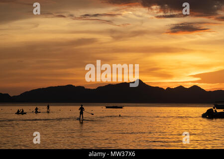 Vue du coucher de soleil à partir de la plage Los Cobanos,El Nido Palawan Philippines, Banque D'Images