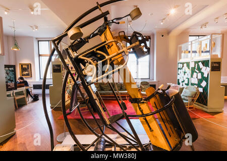 L'Angleterre, Londres, The Wellcome Collection, la salle de lecture, Pohl Omniskop Allemand X-ray Machine datée du 1925 Banque D'Images