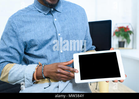 African American man showing digital écran de tablette Banque D'Images
