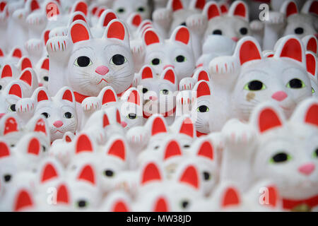 Maneki-neko lucky cats à Goutokuji, Tokyo, Japon Banque D'Images