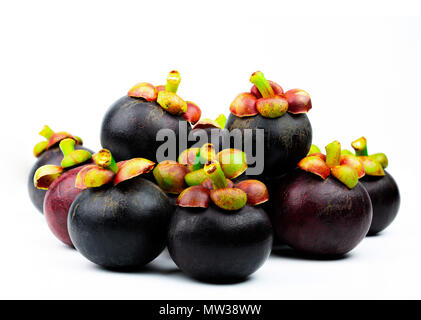 Mangoustan entier montrant la peau pourpre isolé sur fond blanc avec l'espace. Fruits tropicaux en provenance de Thaïlande. La reine des fruits. Marque de fruits frais en Asie Banque D'Images