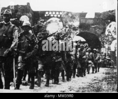 . Anglais : Xingzi Comté était occupée par les envahisseurs japonais le 20 août 1938. 中文 : 图为侵华日军于1938年8月20日占领星子县城之照片。1938年6月，武汉保卫战展开 中国军队在庐山东牯岭血战日军。，牵制住来援之敌 为德安万家岭大捷做出了重要贡献，。 . 27 juillet 2014, 09:02:08. 655 anonyme Xingzi County a été occupé par les envahisseurs japonais le 20 août 1938. Banque D'Images