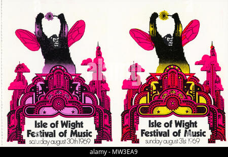 Vintage original des billets à partir de la première île de Wight Festival en 1969. Ces invendus ont été trouvés dans les tiroirs d'un agent de voyage sur l'île de Wight, récemment et ont été réprimées et vendu sur le marché des collectionneurs. Elles disposent de l'emblématique d'art pour le spectacle, et une liste de groupes connus pour figurer à l'arrière. Prix d'entrée 25/- le samedi, 2 € le dimanche lorsque Bob Dylan était due à titre. Vintage des billets de concert sont maintenant très recherchés, avec ceux de la bande classique des années 60 et 70 de la lecture trois figure sommes. Banque D'Images