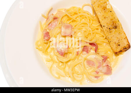 Spaghetti carbonara pâtes nouilles au jambon bacon fromage et pain sur fond blanc dans l'heure du dîner Banque D'Images