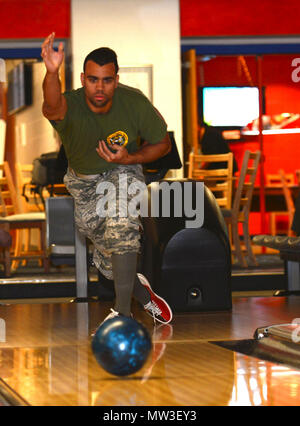 Airman Senior Alexander Craft, un directeur des opérations affectées à la 28e Escadron du Génie Civil, des bols d'une grève au cours d'un jour à l'intérieur de l'ailier de bandits de Bowling de Ellsworth Air Force Base, S.D., 28 avril 2017. Près de 2 300 aviateurs et de l'artisanat ont participé à l'événement semi-annuel, l'accent sur l'élaboration d'aviateurs, physique et social. Banque D'Images