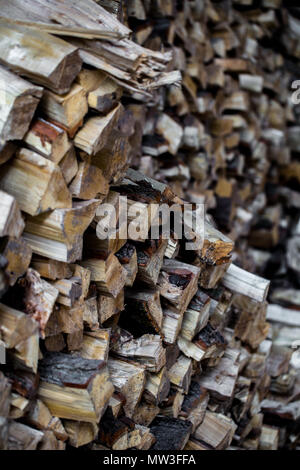 Un très gros tas de bois de chauffage, empilés dans une vieille grange Banque D'Images