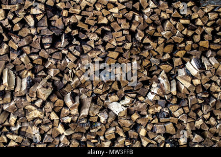 Un très gros tas de bois de chauffage, empilés dans une vieille grange Banque D'Images